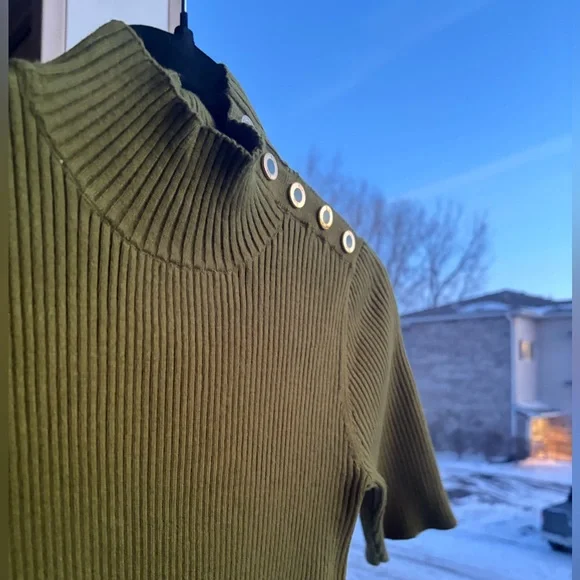 🆕 Elie Tahari Olive Green Ribbed Knit Top Gold Button Detail Short Sleeve Size M - Picture 8 of 13